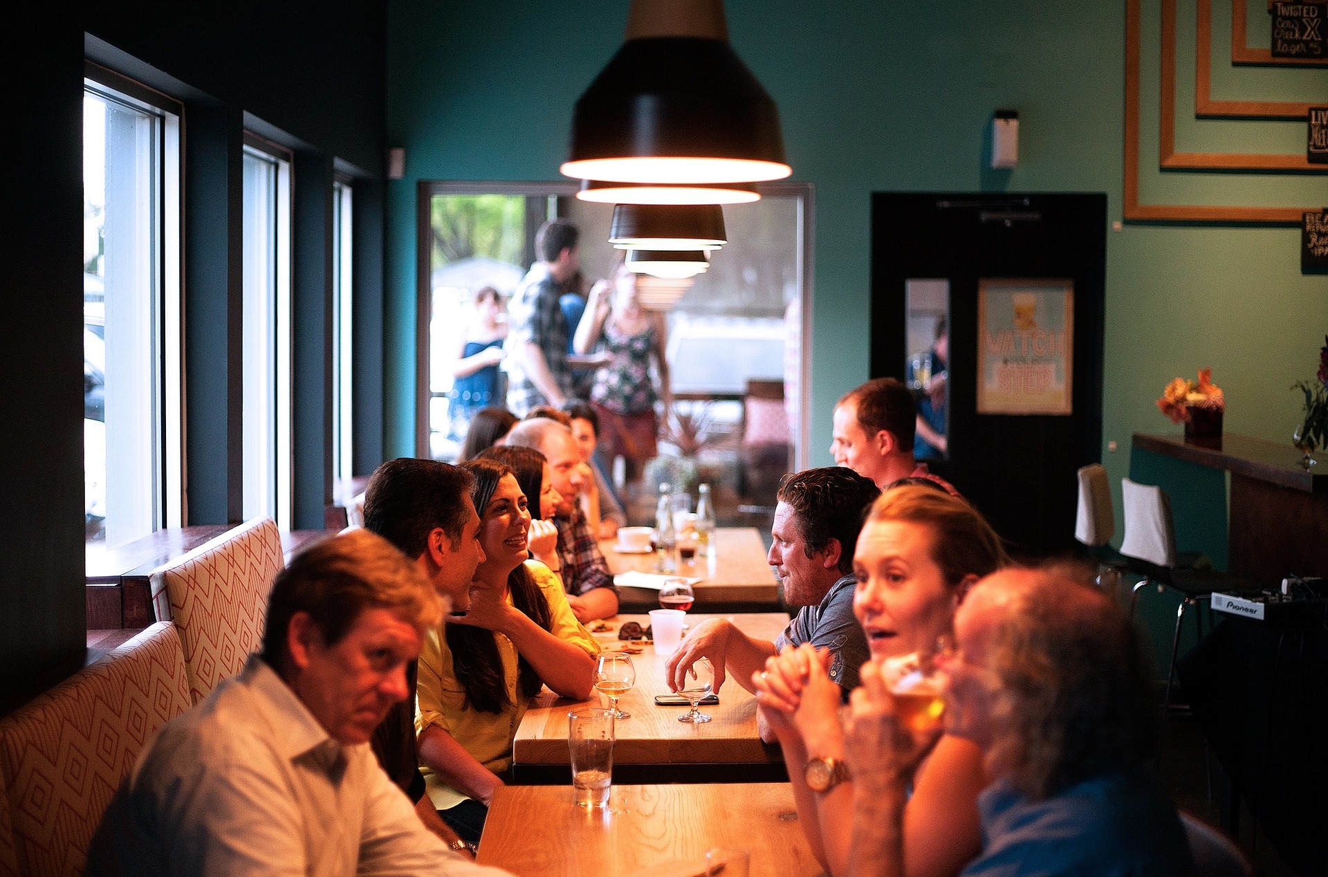 Ilustrasi orang-orang yang tengah sibuk memilih menu di restoran. (sumber: Pixabay)