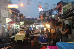 Suasana di tempat kuliner Pasar Lama Tangerang. (sumber: Kompas.com)