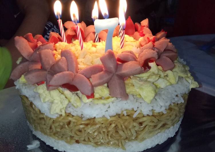 Ilustrasi kue ulang tahun yang terbuat dari mie instan. (sumber: naminagus)