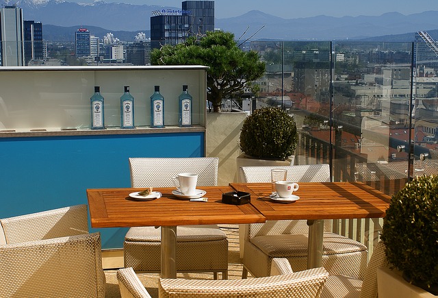 Ilustrasi cafe rooftop. (sumber: Pixabay)