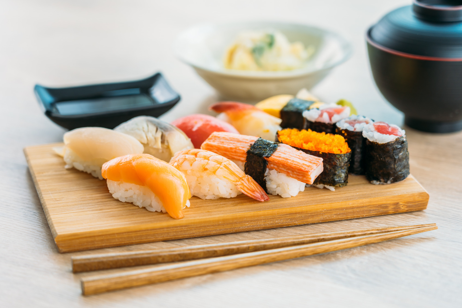 Ilustrasi sushi dengan rasa enak dan harga murah. (Sumber: Freepik)