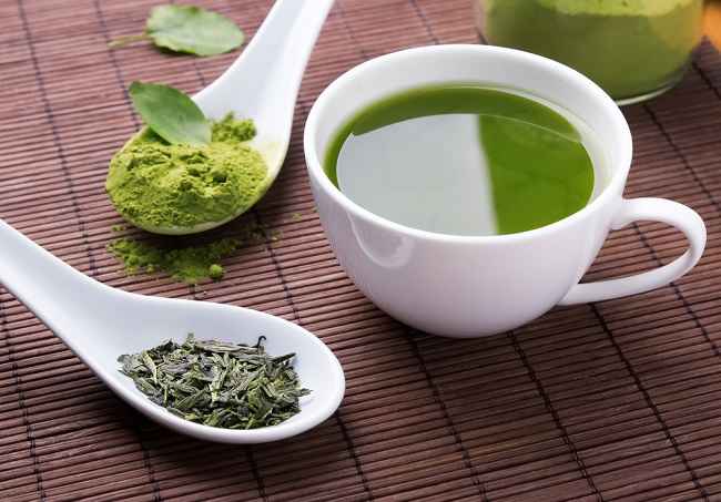 Ilustrasi perbedaan green tea dan matcha. (Sumber: Alodokter)