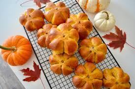 Ilustrasi pumpkin buns. (Sumber: ally bakes)