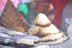 Ilustrasi Kue Tradis0ional Betawi, Dongkal. (Sumber: Wikipedia)