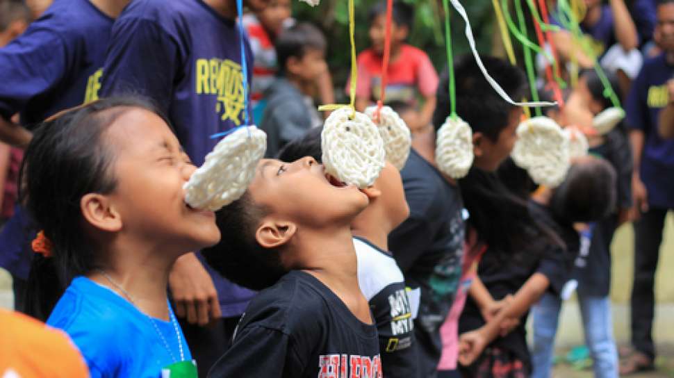 Ilustrasi lomba makan kerupuk. (Sumber: Suara.com)