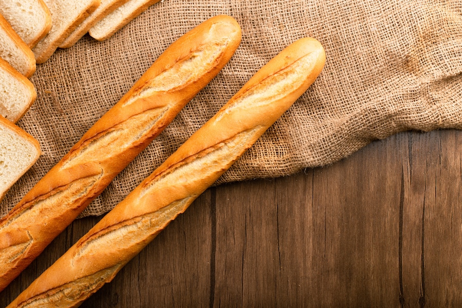 Ilustrasi roti baguette khas Perancis. (Sumber: Freepik)