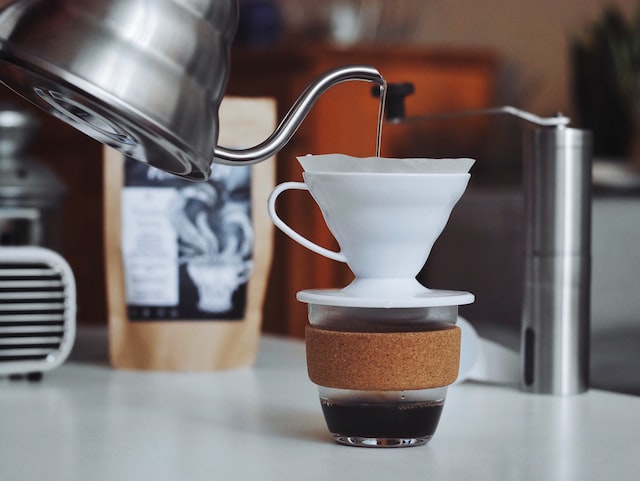 Ilustrasi teknik kopi V60. (Sumber: Unsplash)