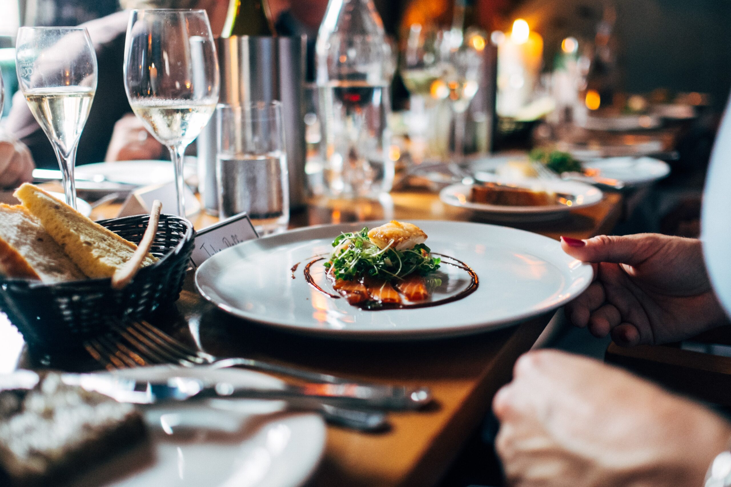 Ilustrasi fine dining vs casual dining. (Sumber: Unsplash)