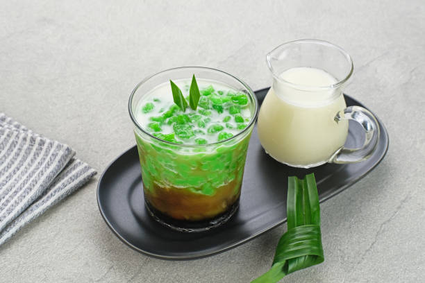 Ilustrasi perbedaan es cendol dan es dawet. (Sumber: iStock)