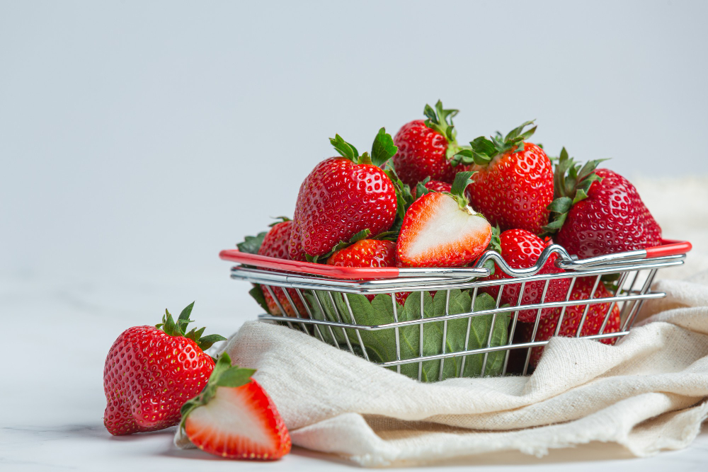 ilustrasi buah strawberry untuk panna cotta