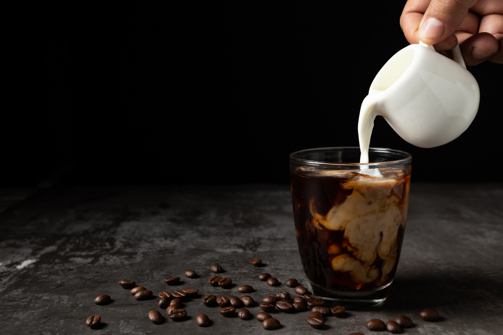 Ilustrasi jenis susu yang cocok jadi campuran kopi. (Sumber: Freepik)