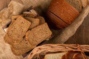 Ilustrasi resep roti gandum untuk menu sarapan sehat. (Sumber: Freepik)