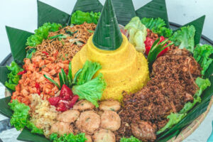 Ilustrasi nasi tumpeng, Makanan Nusantara Khas Hari Kemerdekaan 17 Agustus. (Sumber: Freepik)