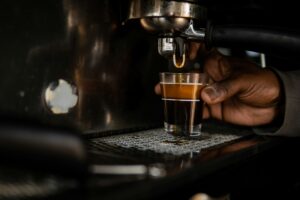 Tips Menjadi Barista di Rumah, Begini Cara Membuat Kopi Spesial ala Kafe Kekinian